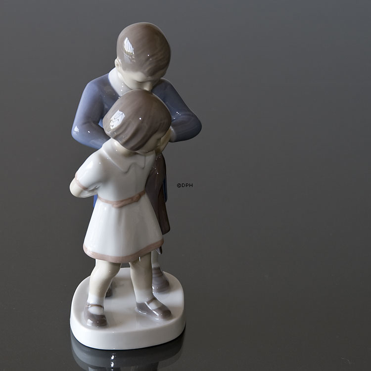 Gentleman, Junge hilft Mädchen mit Mantel, Bing & Gröndahl Kind Figur Nr. 2312