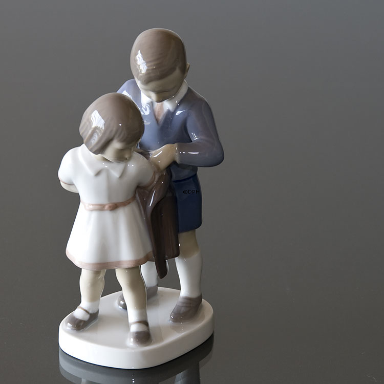 Gentleman, Junge hilft Mädchen mit Mantel, Bing & Gröndahl Kind Figur Nr. 2312