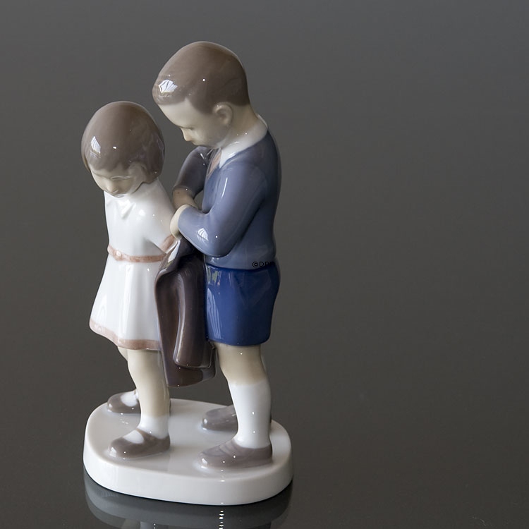 Gentleman, Junge hilft Mädchen mit Mantel, Bing & Gröndahl Kind Figur Nr. 2312