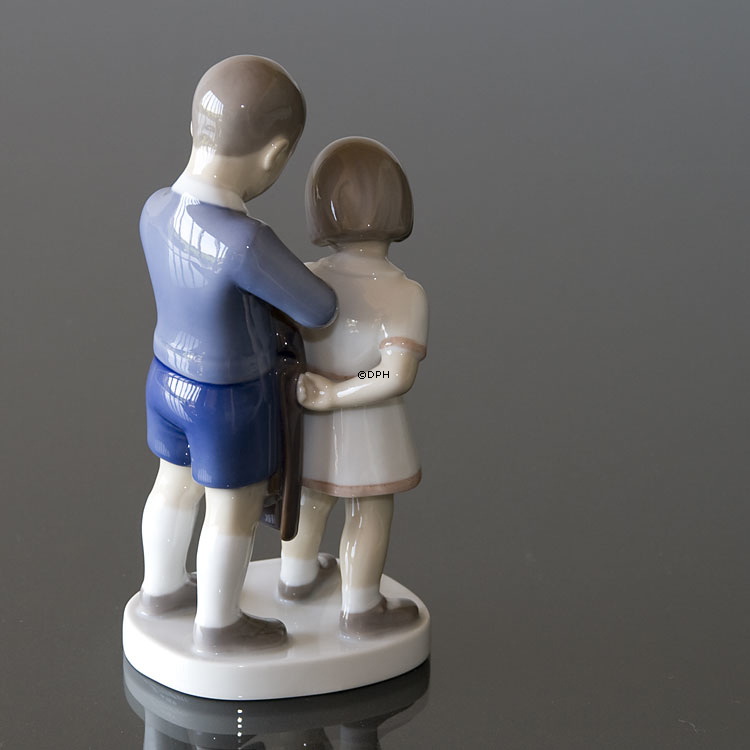 Gentleman, Junge hilft Mädchen mit Mantel, Bing & Gröndahl Kind Figur Nr. 2312