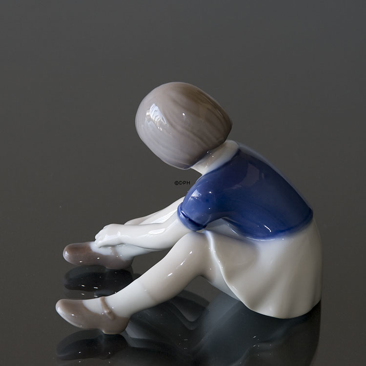Mädchen knöpft seinen Schuh, Bing & Gröndahl Figur Nr. 2317