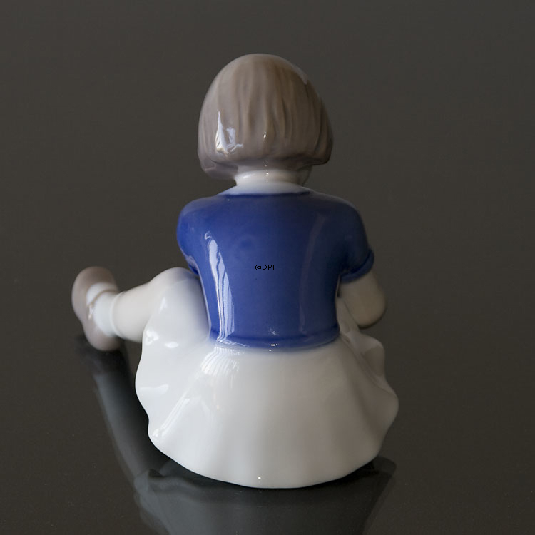 Mädchen knöpft seinen Schuh, Bing & Gröndahl Figur Nr. 2317