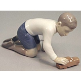Junge mit Auto, Bing & Gröndahl Figur Nr. 2320