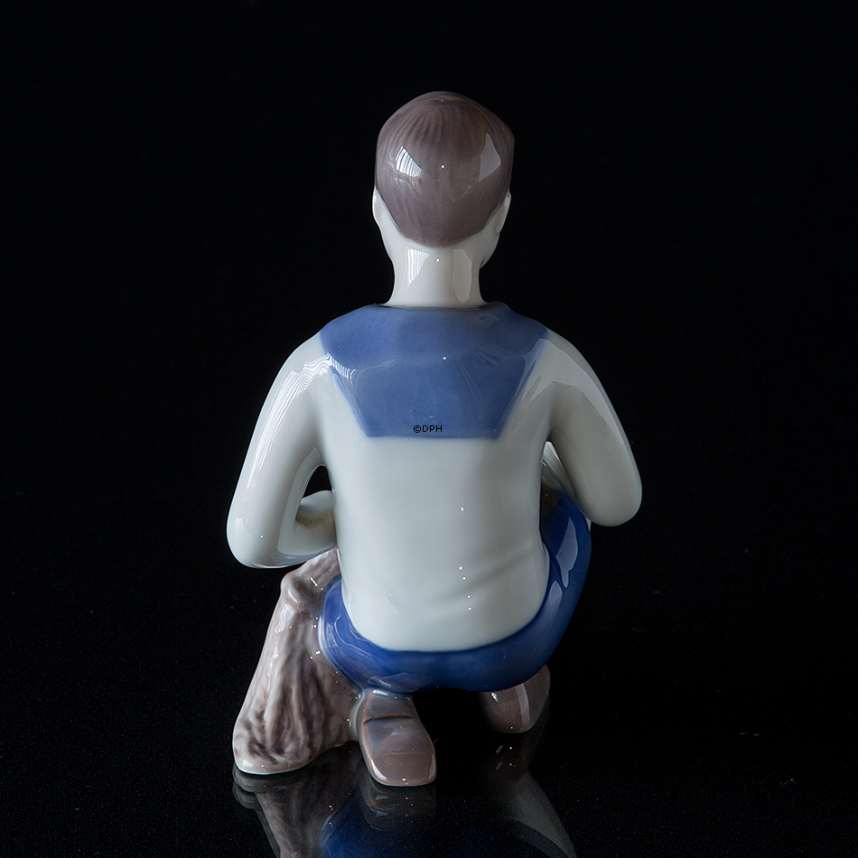 Kleiner Matrose / Pfadfinder lernt die Seile, Bing & Gröndahl Figur Nr. 2321