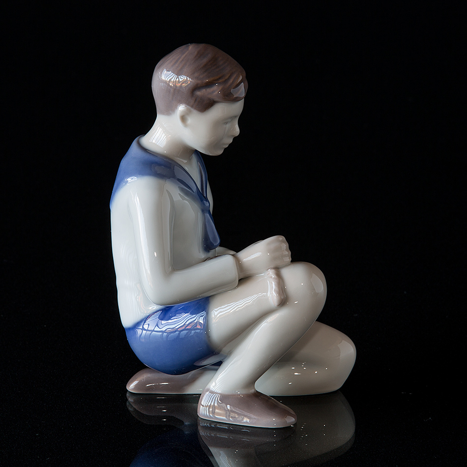 Kleiner Matrose / Pfadfinder lernt die Seile, Bing & Gröndahl Figur Nr. 2321