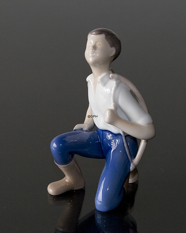 Junge mit Pfeil und Bogen, kleiner Robin Hood, Bing & Gröndahl Figur Nr. 2327