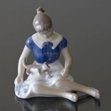 Birgitte, Mädchen sitzt mit einer Katze, Bing & Gröndahl Figur Nr. 479 oder 2329