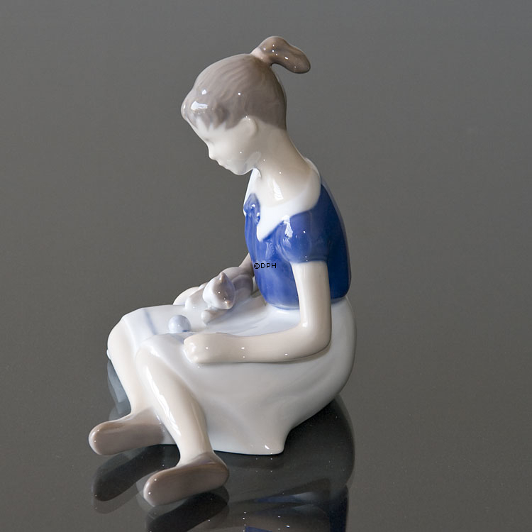 Birgitte, Mädchen sitzt mit einer Katze, Bing & Gröndahl Figur Nr. 479 oder 2329