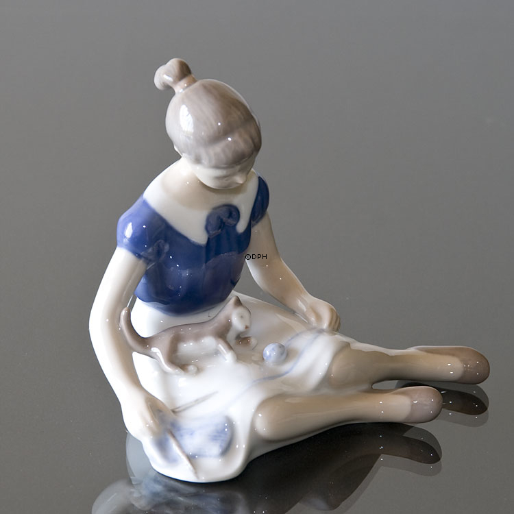 Birgitte, Mädchen sitzt mit einer Katze, Bing & Gröndahl Figur Nr. 479 oder 2329