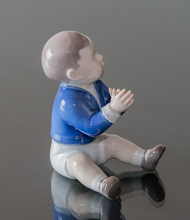 Junge sitzt und klatscht in die Hände, Bing & Gröndahl Figur Nr. 2337