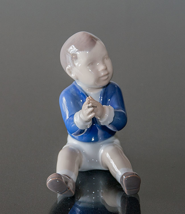 Junge sitzt und klatscht in die Hände, Bing & Gröndahl Figur Nr. 2337