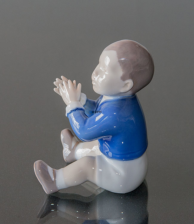 Junge sitzt und klatscht in die Hände, Bing & Gröndahl Figur Nr. 2337