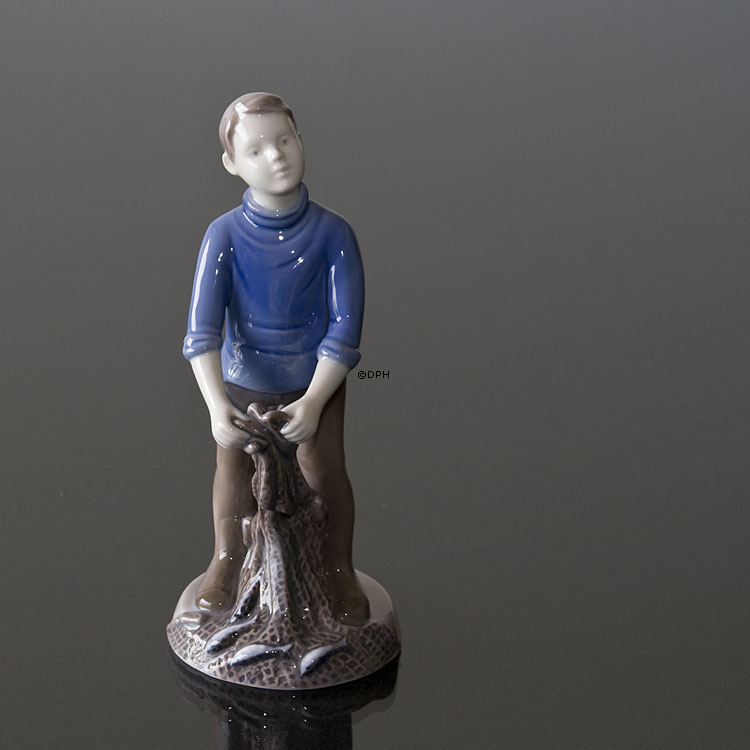 Fischerjunge mit Netz zum Fang, Bing & Gröndahl Figur Nr. 2338