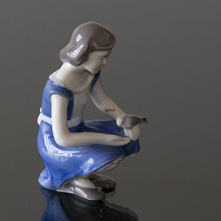 Mädchen mit Taube, füttert sie liebevoll, Bing & Gröndahl Figur Nr. 2340