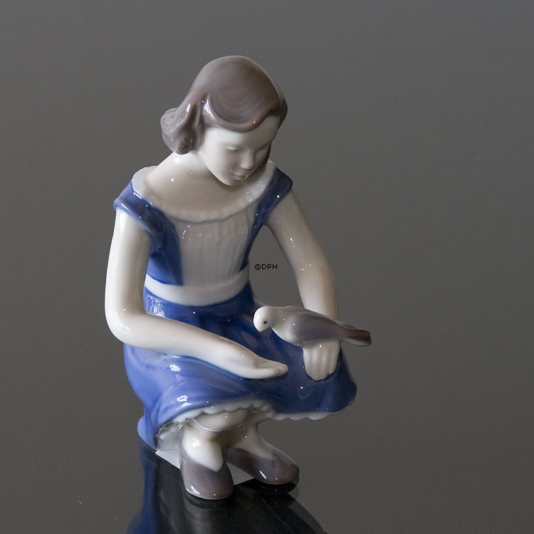 Mädchen mit Taube, füttert sie liebevoll, Bing & Gröndahl Figur Nr. 2340