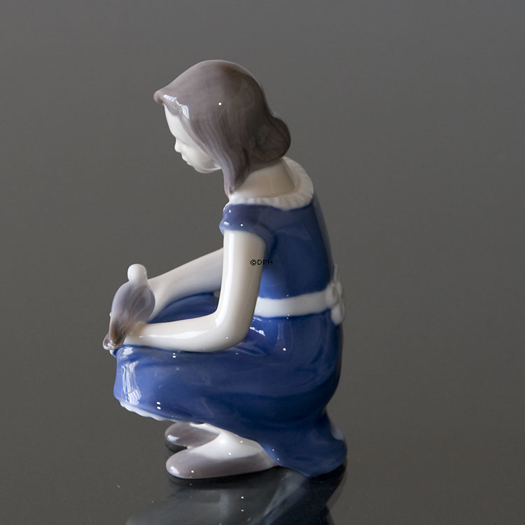 Mädchen mit Taube, füttert sie liebevoll, Bing & Gröndahl Figur Nr. 2340
