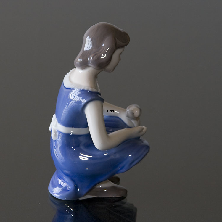 Mädchen mit Taube, füttert sie liebevoll, Bing & Gröndahl Figur Nr. 2340