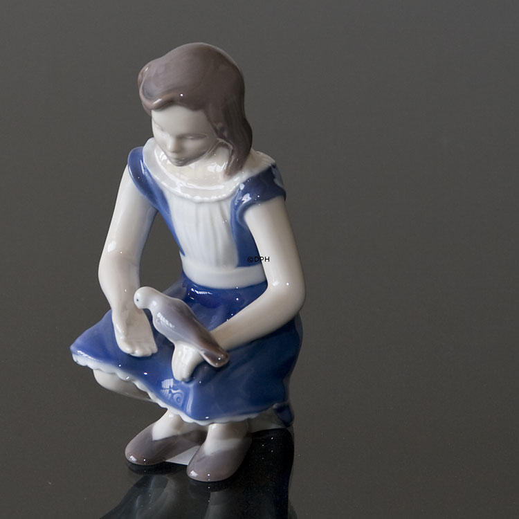 Mädchen mit Taube, füttert sie liebevoll, Bing & Gröndahl Figur Nr. 2340