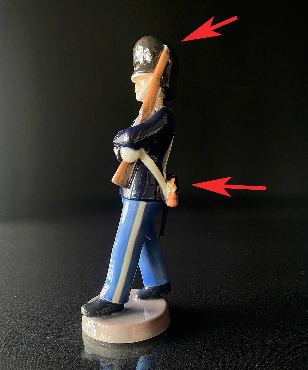 Wächter, Bing & Gröndahl Figur Nr. 2342  (Hinweis mit Fehlern - Siehe Bilder mit roten Pfeilen usw.)