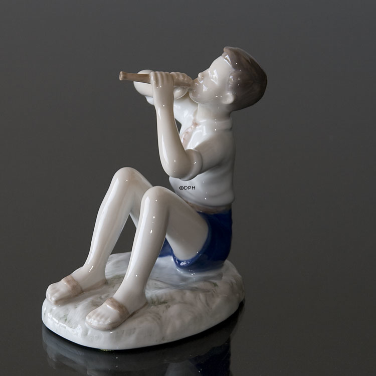 Flötenspieler, sitzender Junge lernt die Noten, Bing & Gröndahl Figur Nr. 2344