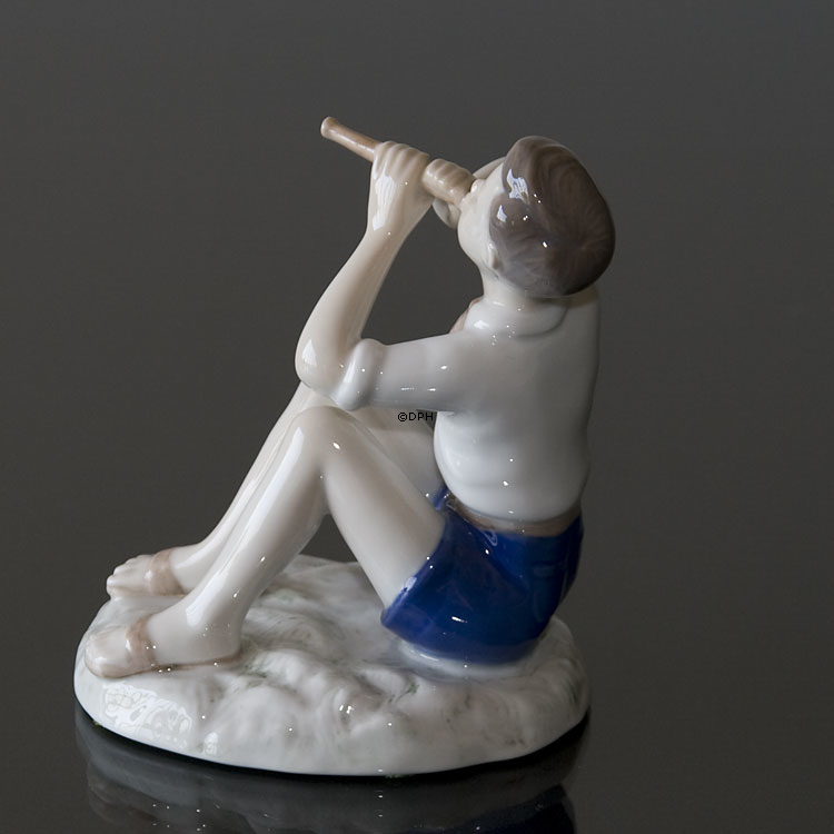 Flötenspieler, sitzender Junge lernt die Noten, Bing & Gröndahl Figur Nr. 2344