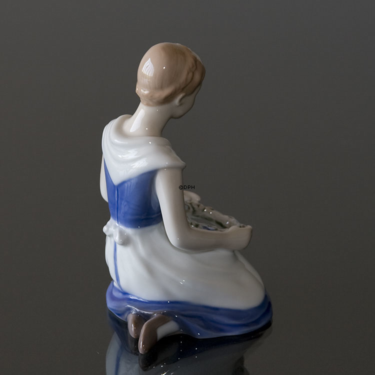 Mädchen mit Girlande, Blumen von April, Bing & Gröndahl Figur Nr. 2345