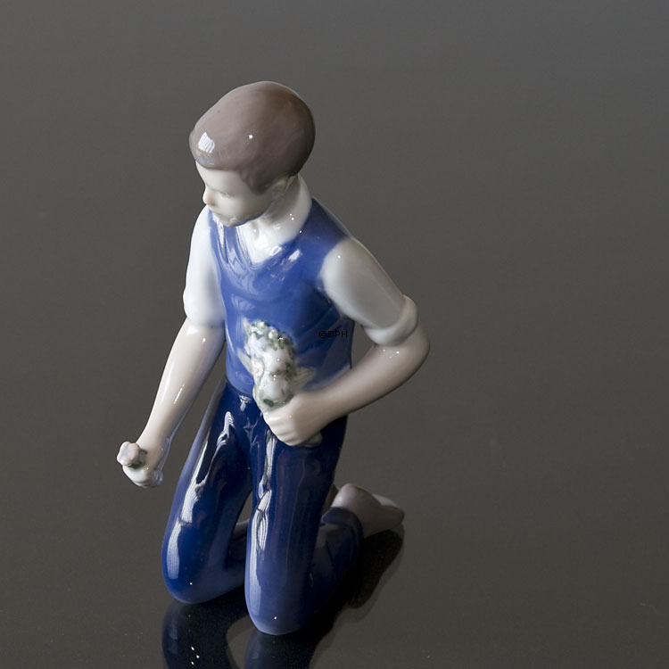 Junge pfluckt Blumen für seine Liebe, Bing & Gröndahl Figur Nr. 2346