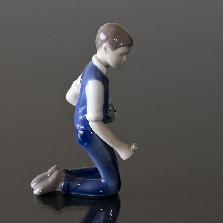 Junge pfluckt Blumen für seine Liebe, Bing & Gröndahl Figur Nr. 2346
