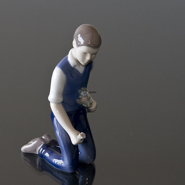 Junge pfluckt Blumen für seine Liebe, Bing & Gröndahl Figur Nr. 2346