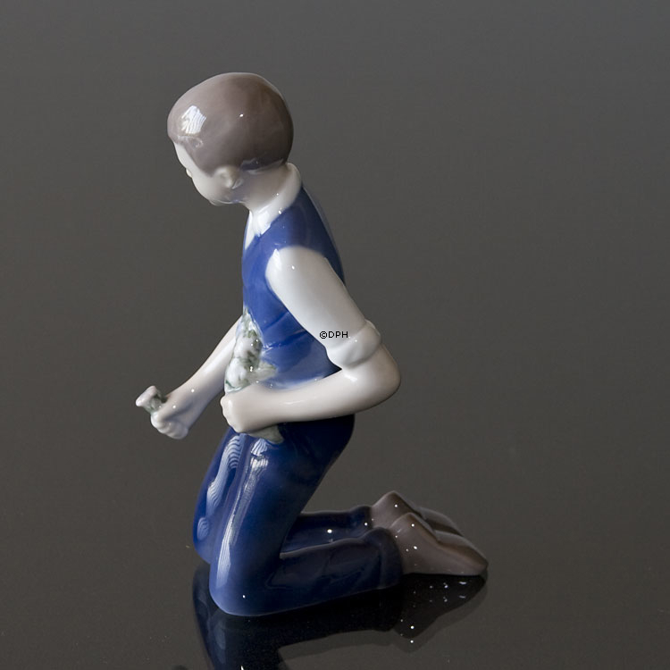 Junge pfluckt Blumen für seine Liebe, Bing & Gröndahl Figur Nr. 2346