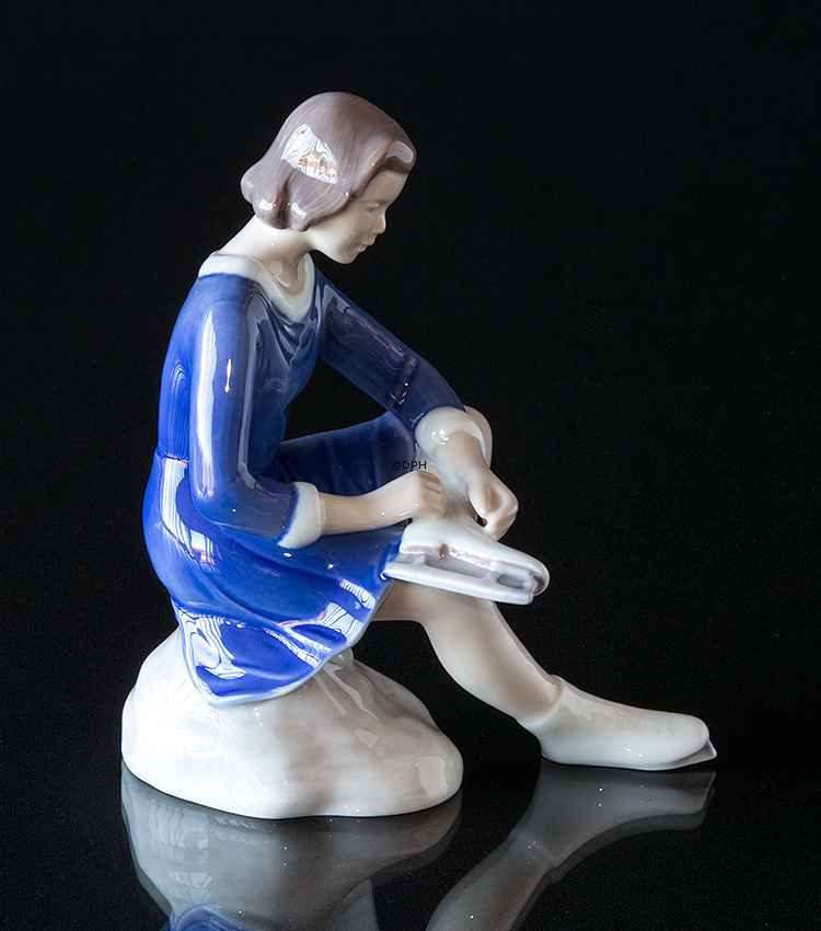 Mädchen mit Schlittschuhen, Bing & Gröndahl Figur Nr. 2351