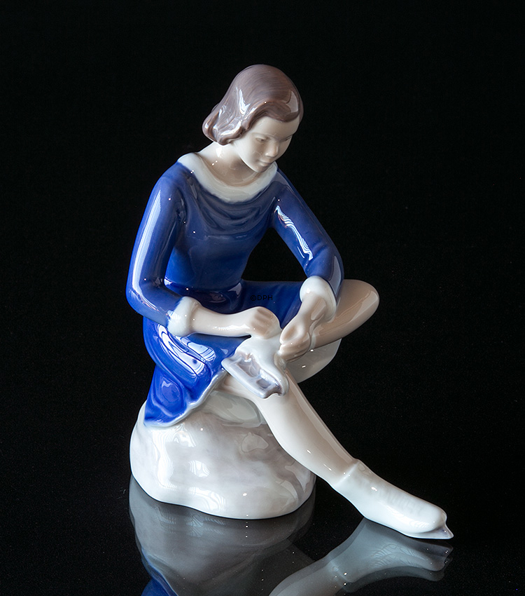 Mädchen mit Schlittschuhen, Bing & Gröndahl Figur Nr. 2351