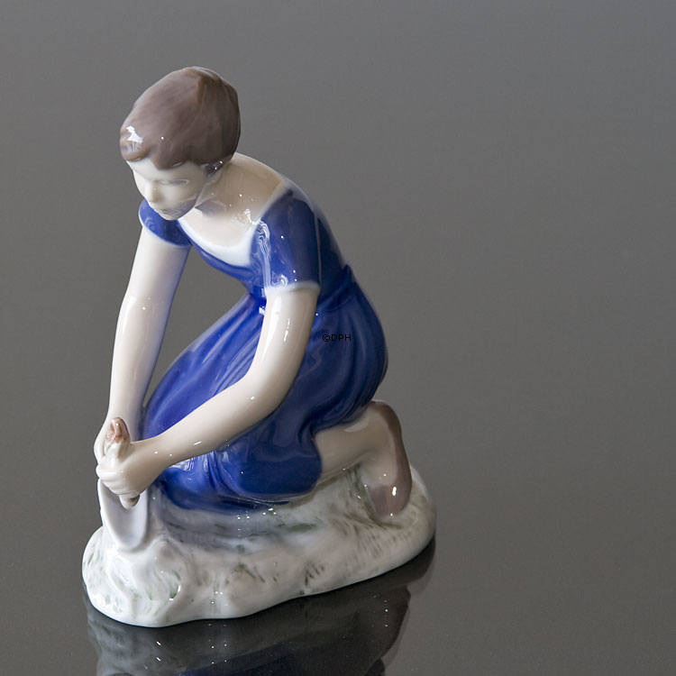 Gartenmädchen kümmert sich um die Pflanzen, Bing & Gröndahl Figur Nr. 2356