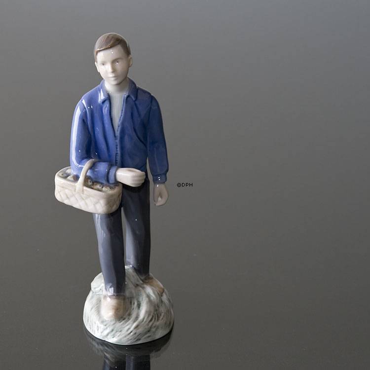 Obsternte, Junge bringt die Äpfel nach Hause, Bing & Gröndahl Figur Nr. 2357