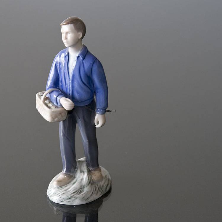 Obsternte, Junge bringt die Äpfel nach Hause, Bing & Gröndahl Figur Nr. 2357