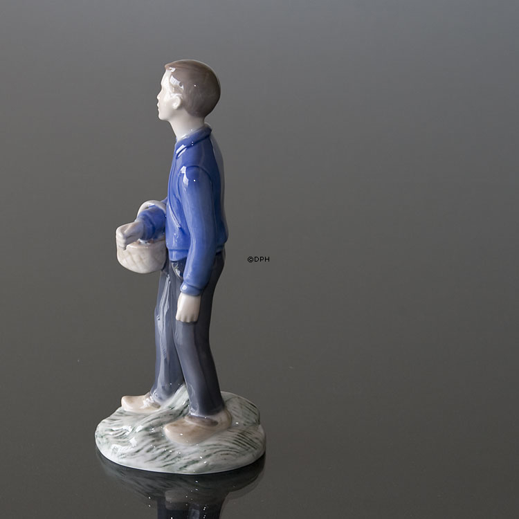 Obsternte, Junge bringt die Äpfel nach Hause, Bing & Gröndahl Figur Nr. 2357
