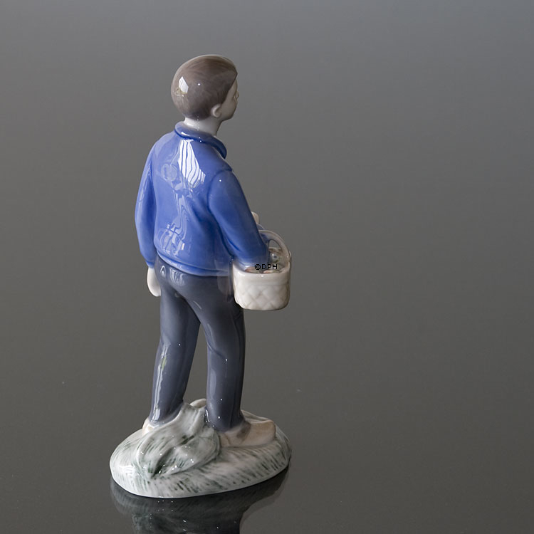 Obsternte, Junge bringt die Äpfel nach Hause, Bing & Gröndahl Figur Nr. 2357