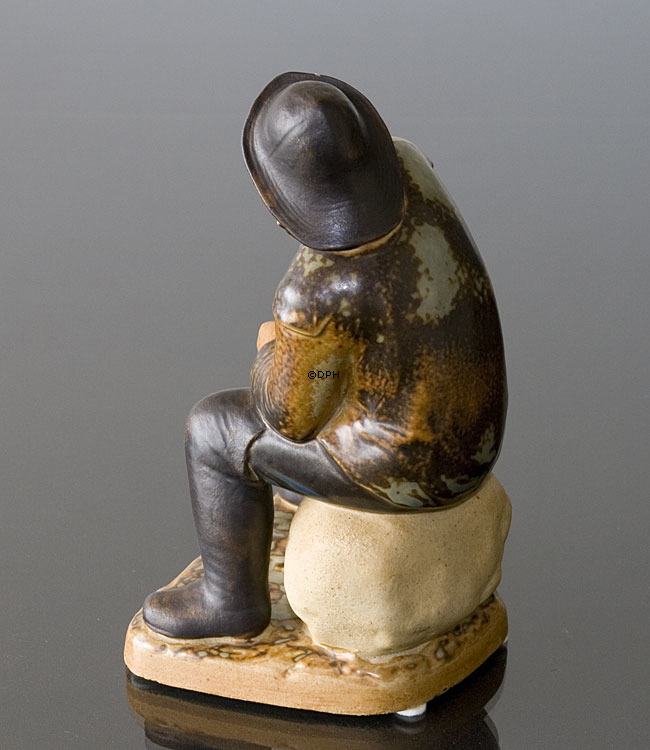 Fischer sieht sehnsüchtig auf dem Meer, Bing & Gröndahl Steinzeug Figur Nr. 2370