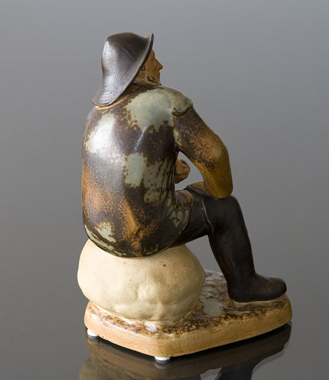 Fischer sieht sehnsüchtig auf dem Meer, Bing & Gröndahl Steinzeug Figur Nr. 2370