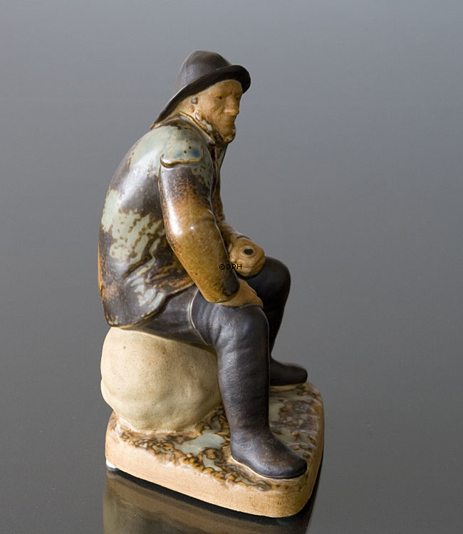 Fischer sieht sehnsüchtig auf dem Meer, Bing & Gröndahl Steinzeug Figur Nr. 2370