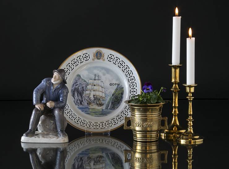 Fischer sitzt mit Pfeife, Bing & Gröndahl Figur Nr. 489 oder 2370