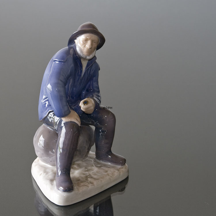 Fischer sitzt mit Pfeife, Bing & Gröndahl Figur Nr. 489 oder 2370