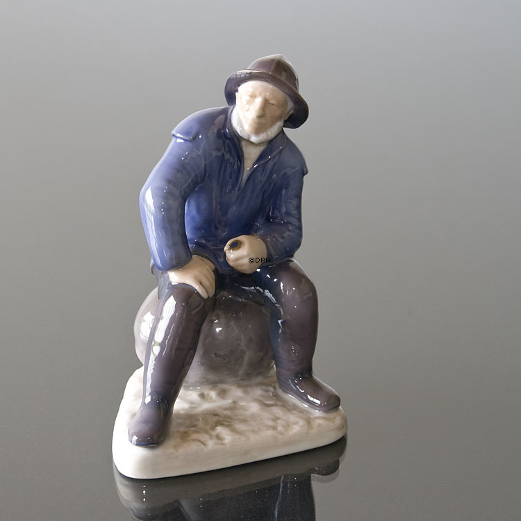 Fischer sitzt mit Pfeife, Bing & Gröndahl Figur Nr. 489 oder 2370