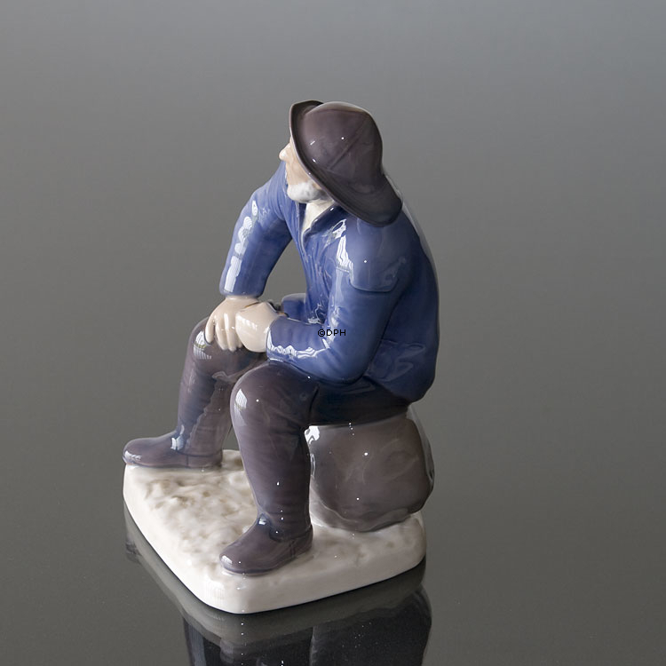 Fischer sitzt mit Pfeife, Bing & Gröndahl Figur Nr. 489 oder 2370