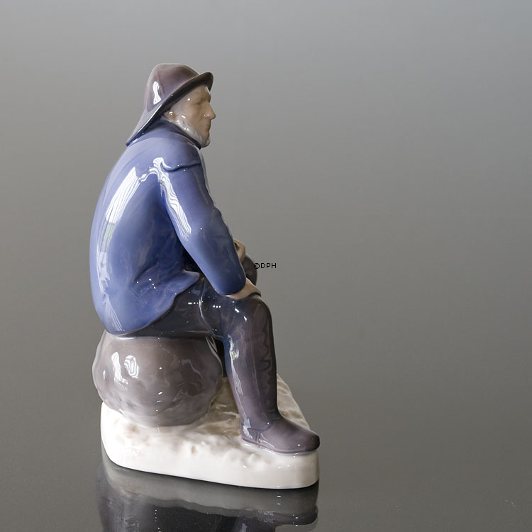 Fischer sitzt mit Pfeife, Bing & Gröndahl Figur Nr. 489 oder 2370