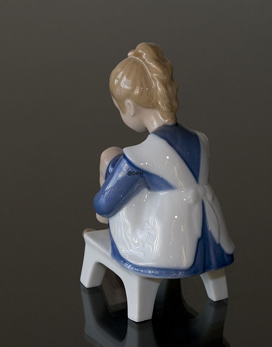 Marianne, Mädchen bindet Schnürsenkel, Bing & Gröndahl Figur Nr. 491 oder 2373