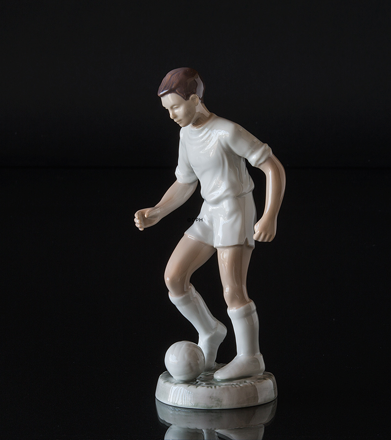 Fußballspieler in Weiß, Junge spielt Ball, Bing & Gröndahl Figur Nr. 2375
