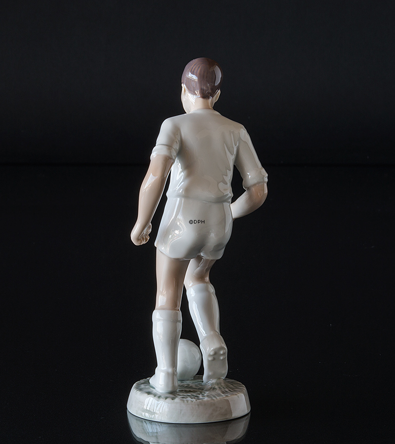 Fußballspieler in Weiß, Junge spielt Ball, Bing & Gröndahl Figur Nr. 2375