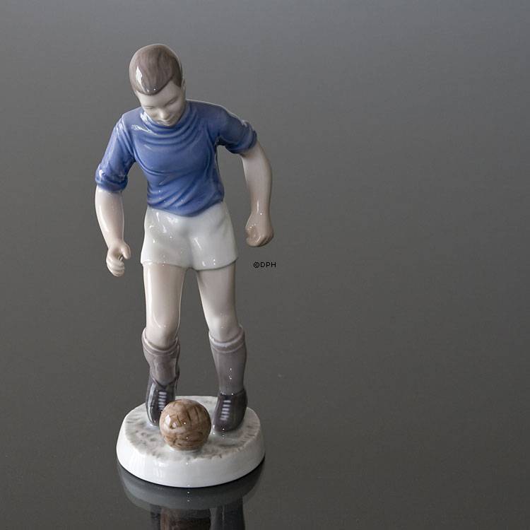 Fußballspieler, Junge spielt Ball, Bing & Gröndahl Figur Nr. 2375
