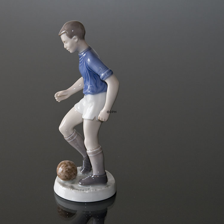 Fußballspieler, Junge spielt Ball, Bing & Gröndahl Figur Nr. 2375